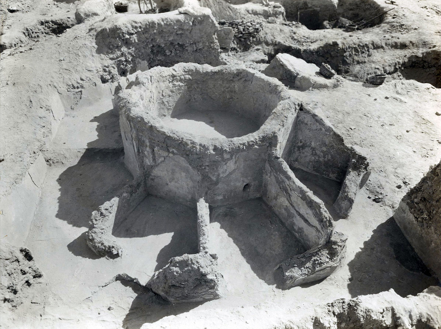 black and white photo of an excavated bathhouse in Qanat Tepe