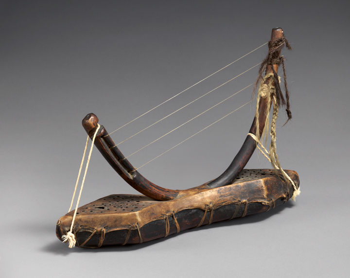 Первые музыкальные инструменты в истории. Арфа древнего Египта. Первый струнный инструмент арфа. Древняя арфа. Древние музыкальные инструменты.